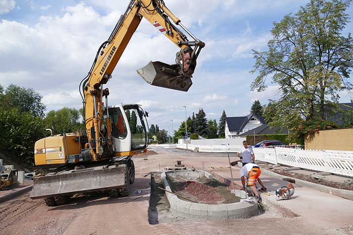 Mitarbeiter von Werner Bau bei Straßenbauarbeiten