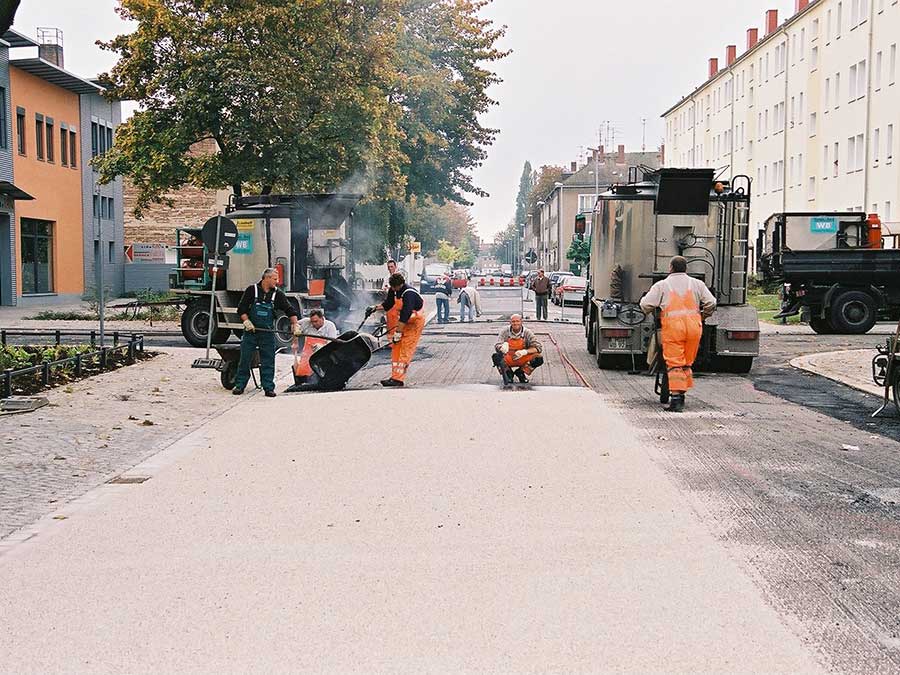 Straßenbauer beim Gussasphalt Auftrag