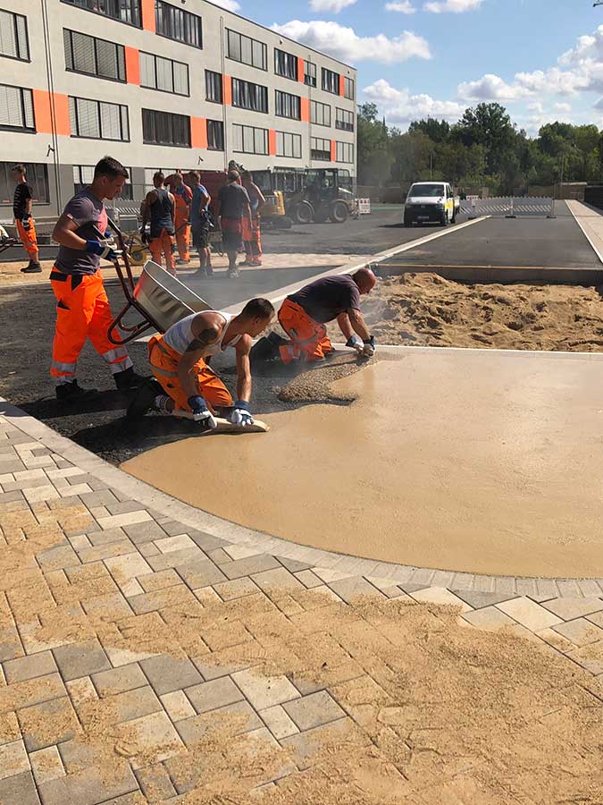 Arbeiter gießen gelben Asphalt