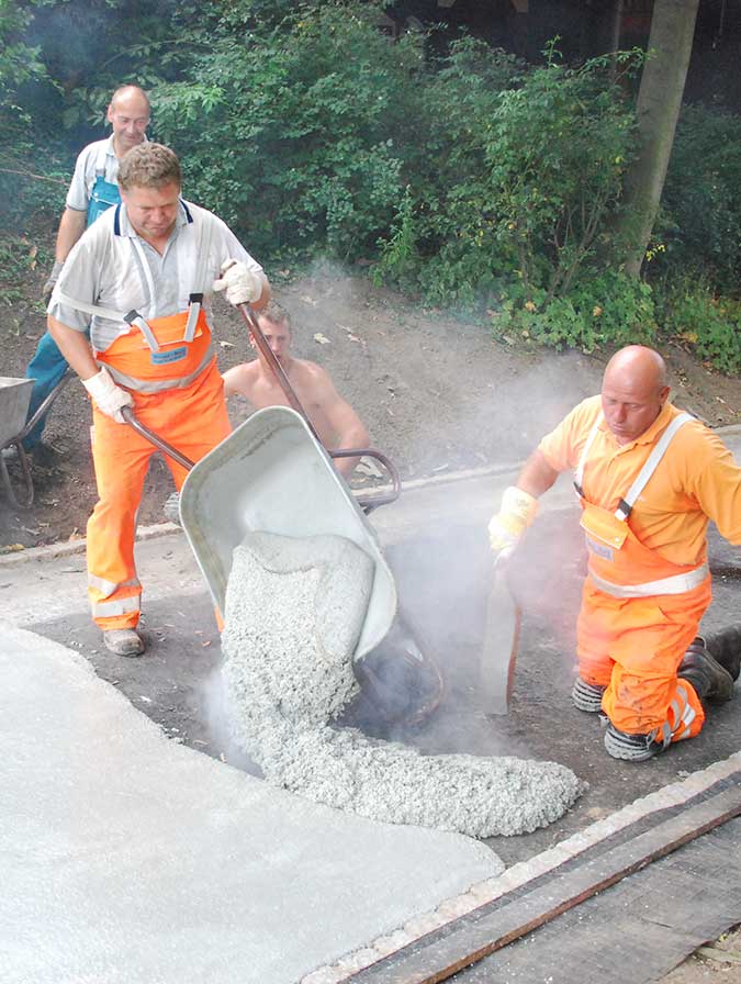 Arbeiter vergießen weißen Asphalt